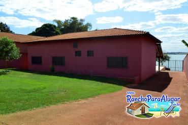 Rancho Ribeiro para Alugar em Miguelopolis - Estacionamento Interno