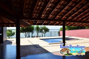 Rancho Ribeiro para Alugar em Miguelopolis - Vista da Cozinha para a Piscina