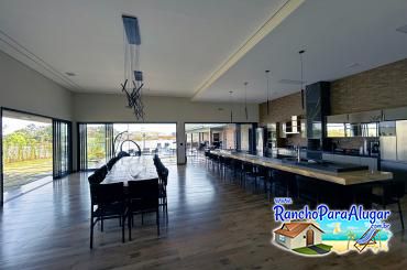 Rancho Meirival 6 para Alugar em Miguelopolis - Vista da Sala para a Cozinha