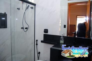 Rancho Meirival 6 para Alugar em Miguelopolis - Banheiro das Suites