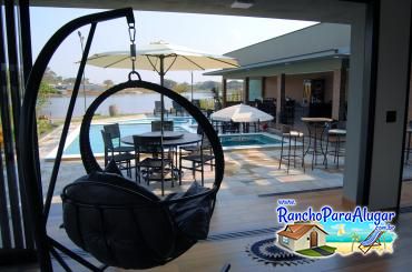 Rancho Meirival 6 para Alugar em Miguelopolis - Vista da Área Gourmet para a Piscina