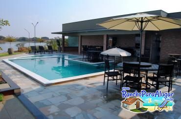 Rancho Meirival 6 para Alugar em Miguelopolis - Vista da Piscina para a Área Gourmet