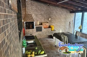 Rancho 05 para Alugar em Miguelopolis - Varanda com Área de Churrasco